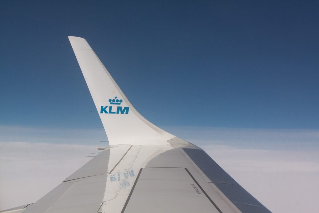 vleugel klm gezien vanuit vliegtuig