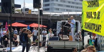 Lammert van Raan tijdens Schiphol-demonstratie