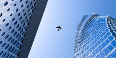 vliegtuig boven gebouwen