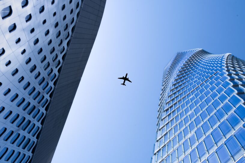 vliegtuig boven gebouwen
