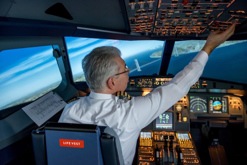 piloot in cockpit