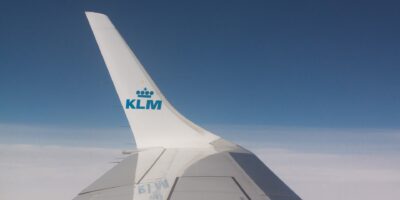 vleugel klm gezien vanuit vliegtuig