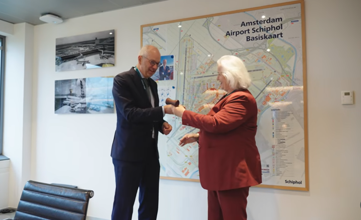 Wanvertoning: Schipholbaas speelt burgemeester, burgemeester speelt Schipholbaas