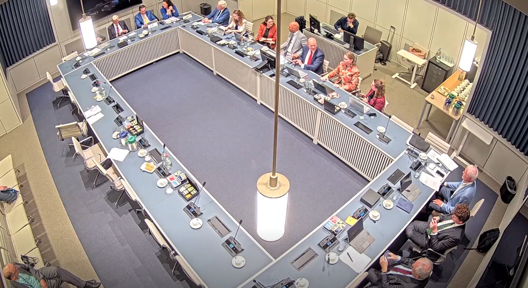 Karremans vraagt om vertrouwen, maar oogst vooral wantrouwen in EK
